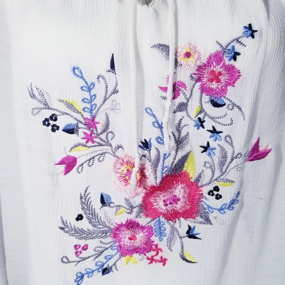 Daisy Fuentes Cream Floral Embroidered Women Tunic Top. Size M - Picture 3 of 8
